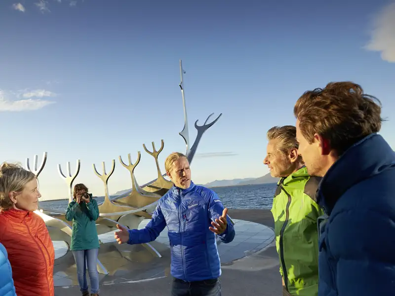 Die Studiosus-Reiseleiter haben jeweils ein breites Wissen zu den Reisezielen. Bei der Studienreise in Island erklärt Ihnen Ihr Reiseleiter die Bedeutung und Entstehung der imposanten Stahlskulptur "Sonnenfahrt" ("Sólfar").