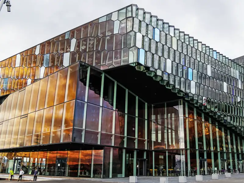 Zum Ausklang unser Rundreise durch Island bleibt ausreichend Zeit, die Hauptstadt Reykjavik zu erkunden - ein Abstecher zum Konzerthaus und Konferenzzentrum Harpa darf dabei natürlich nicht fehlen.