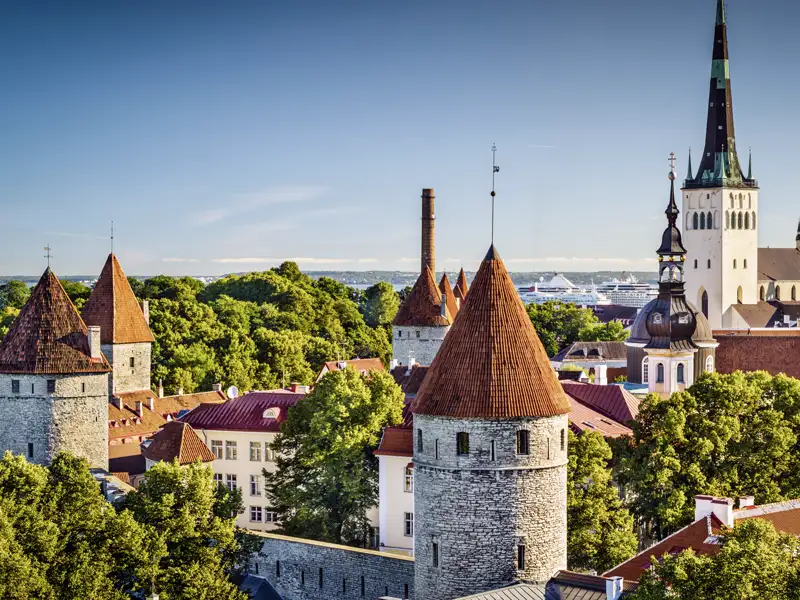 Auf unserer Rundreise durch das Baltikum präsentiert sich Ihnen u. a. das beeindruckende Tallinn mit seinen mittelalterlichen Mauern und der Olaikirche.