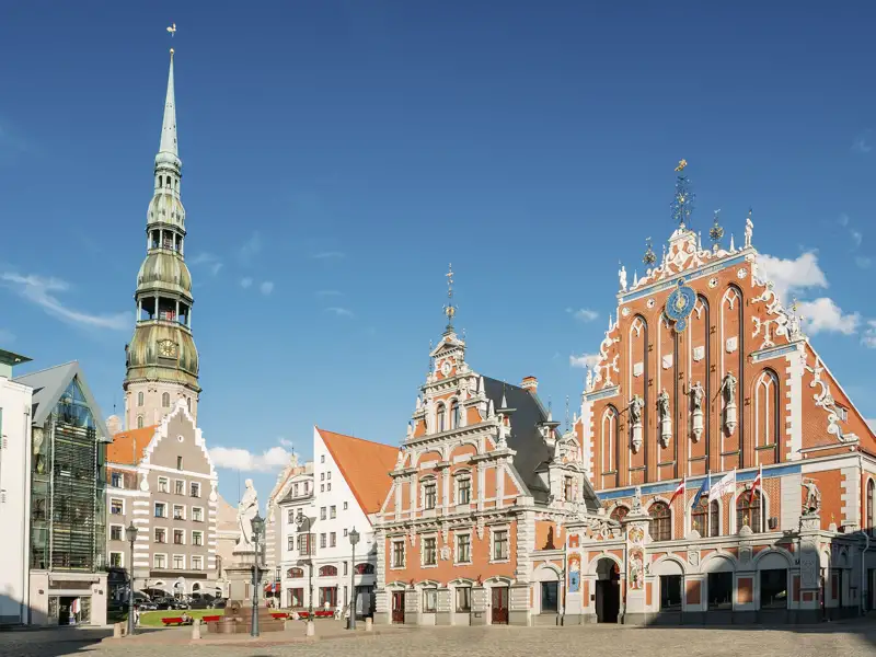 Rigas Altstadt mit dem weltberühmten Schwarzhäupterhaus ist nur eines der vielen Highlights auf unserer Studienreise durch das Baltikum.