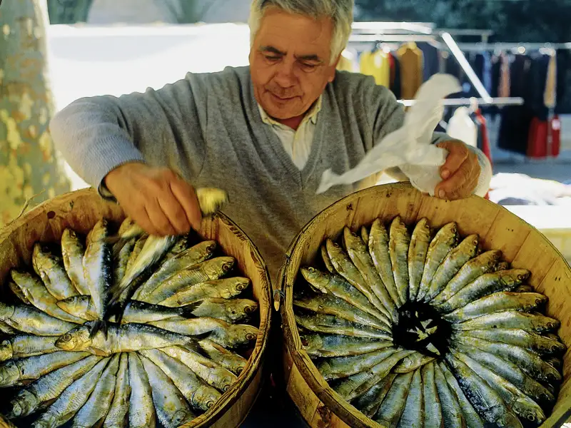 Ein Feuerwerk aus Farben und Aromen erwartet uns auf dem Markt von Palma - nur eines der kulinarischen Erlebnisse auf unserer Studiosus-Reise nach Mallorca.