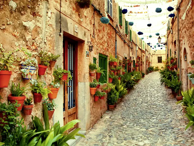 Auf dieser Reise nach Mallorca erleben Sie mediterrane Heiterkeit in der Altstadt von Palma, bewundern prachtvolle Jugendstilbauten im charmanten Sóller und entdecken die historische Schönheit von Alcúdia hinter mächtigen Stadtmauern – nur einige der kulturellen Highlights der Insel auf dieser Studiosus-Reise.