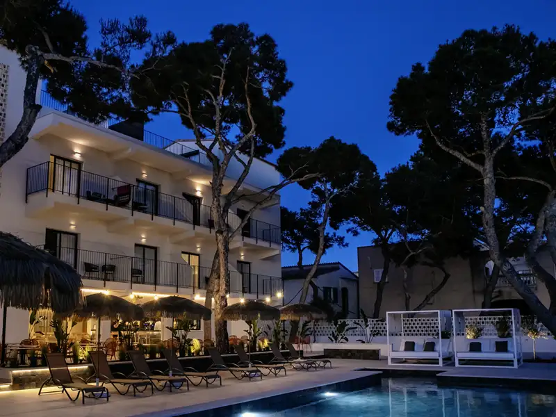Auf unserer Studiosus-Reise nach Mallorca verbringen wir drei Nächte im Boutique-Hotel Santanyi Port im malerischen Hafenort Cala Figuera im Südosten der Insel. Das Hotel mit 42 modern ausgestatteten Zimmern, Sonnenterrasse und Pool ist der perfekte Rückzugsort.