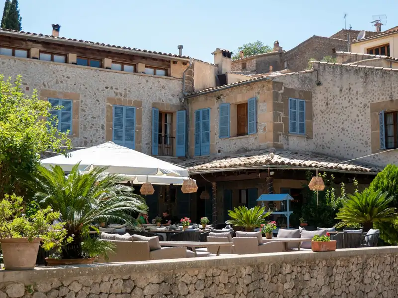 Das Hotel Nou Dalt Muntanya im idyllischen Bergdorf Orient mitten im Herzen der Serra de Tramuntana verbindet auf der Mallorca-Reise mit Studiosus herzliche Gastfreundschaft mit rustikalem Charme.