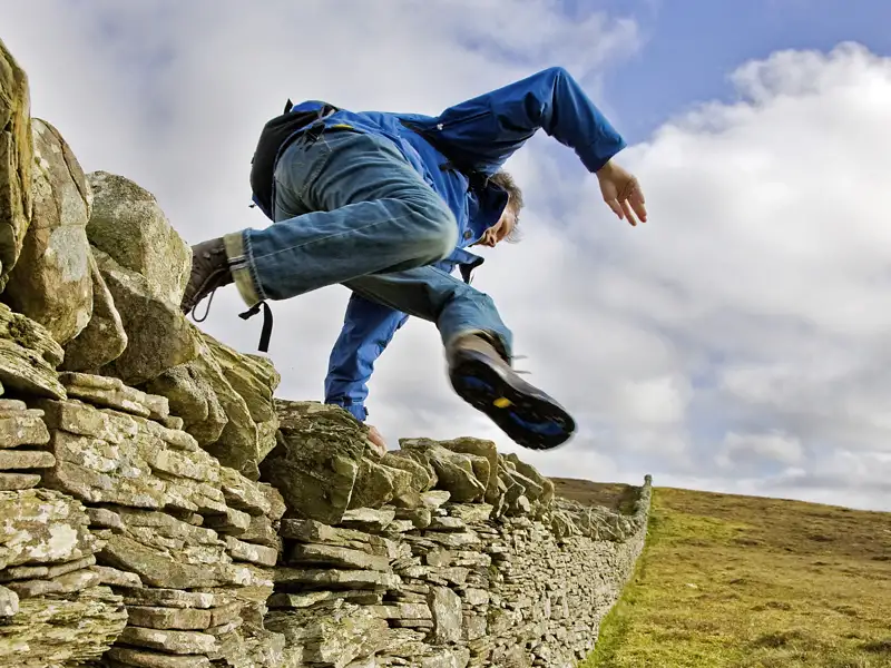 Typisch in schottischer Landschaft auf unserer Rundreise durch die Highlands: die Trockensteinmauern zur Begrenzung von Ländereien und Anwesen.