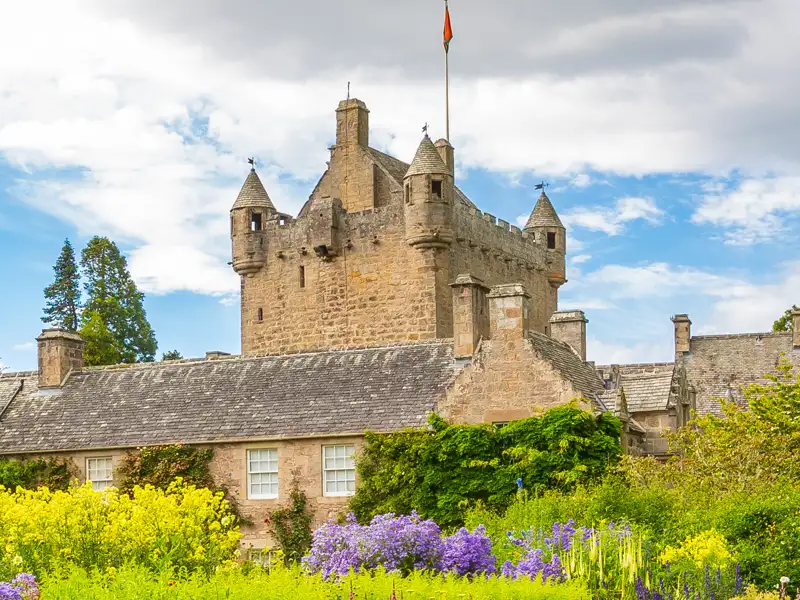 Auf unserer Rundreise durch Schottland erwandern wir die Highlands und wandern natürlich auch zum Macbeth-Schloss Cawdor Castle.