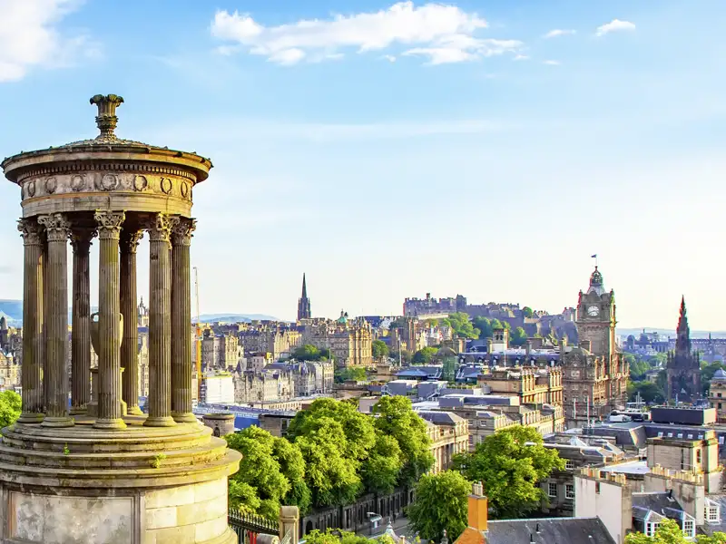 Auf unserer Gruppenreise nach Schottland erwandern wir zwei der Hügel Edinburghs: Arthur's Seat und den Calton Hill, von dem wir hier über die Altstadt blcken.