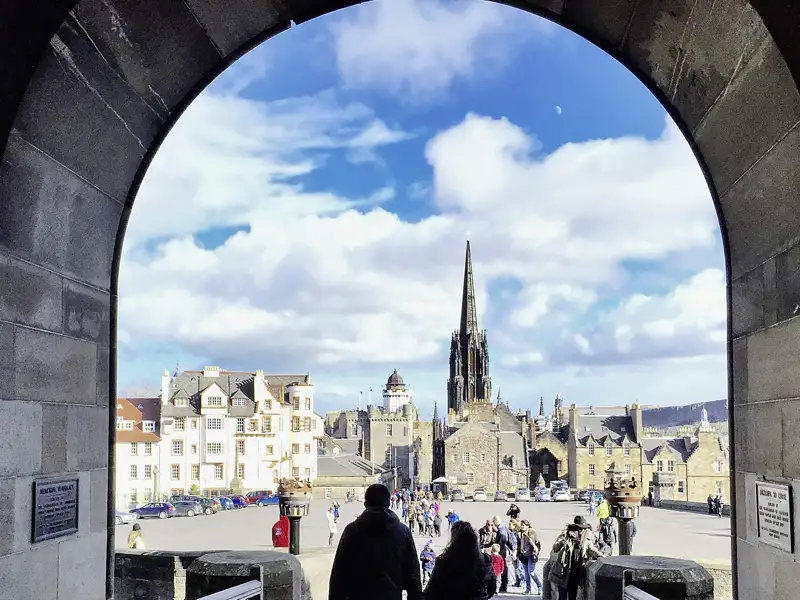 In Edinburgh genießen wir bei unserem Rundgang majestätische Ausblicke vom Edinburgh Castle über die Stadt bis weit in die Highlands! Unser Rundgang führt vom Castle Hill auf der Royal Mile am Parlament vorbei bis zum Holyrood House.