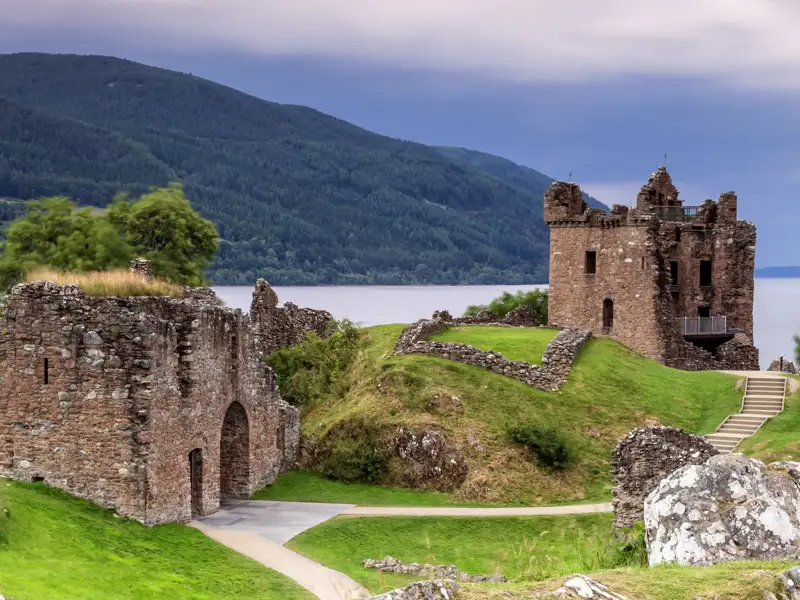 Wenn wir bei unserer Studienreise mit Muße nach Schottland Loch Ness passieren, beflügelt die Legende vom Seeungeheuer unsere Fantasie. Selbst wenn Nessie scheu bleibt, die traumhafte Landschaft zeigt sich gern.