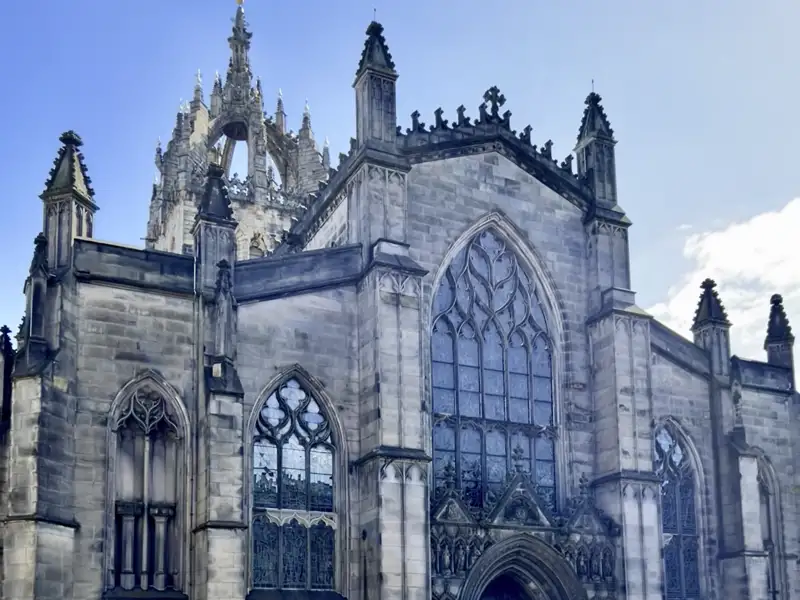 Auf unserer Rundreise durch Schottland genießen wir die Atmosphäre der gotischen Altstadt von Edinburgh, hier die prächtige Fassade der St-Giles'-Kathedrale.