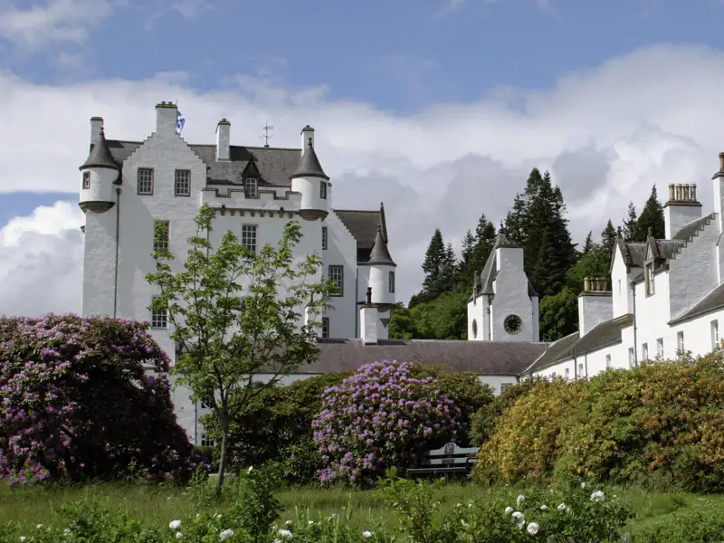 Blair Castle, ein Schloss in einem  wunderschönen Park in der Grafschaft Perthshire, ist ein  Ausflugsziel auf unserer Rundreise durch Schottland.