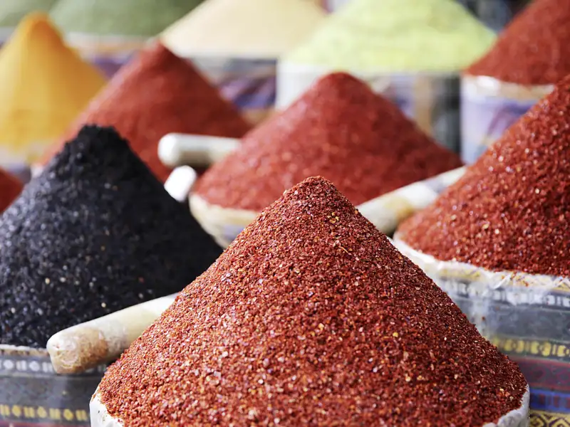 Ein Besuch auf dem Basar ist nicht nur eine Versuchung für die Nase, sondern auch für die Augen: Kunstvoll aufgetürmte Kegel aus Gewürzen verführen auch uns zum Probieren.