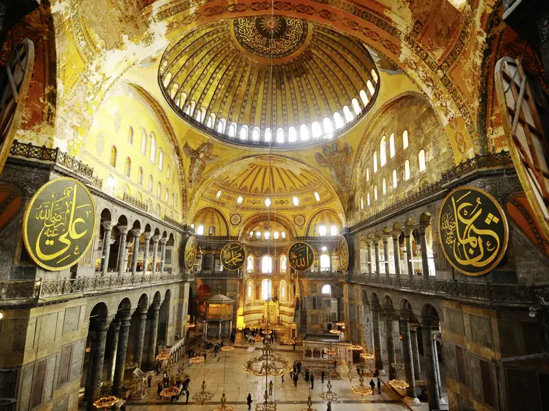 Ein Blick in den gold schimmernden Innenraum der Hagia Sophia in Istanbul, die wir auf unserer Städtereise auch besuchen.