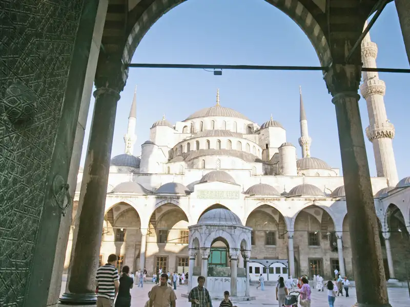 Der Hof vor der Blauen Moschee, die wir auf unserer Städtereise Istanbul auch besuchen