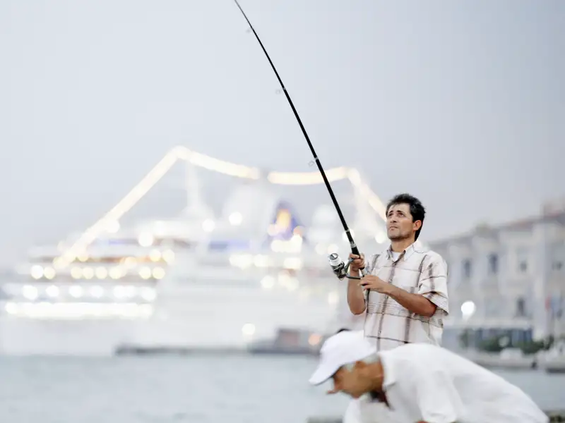 Angler, Schiffe, Möwen – der Bosporus trennt Europa und Asien, und ist der Mittelpunkt der Stadt Istanbul.