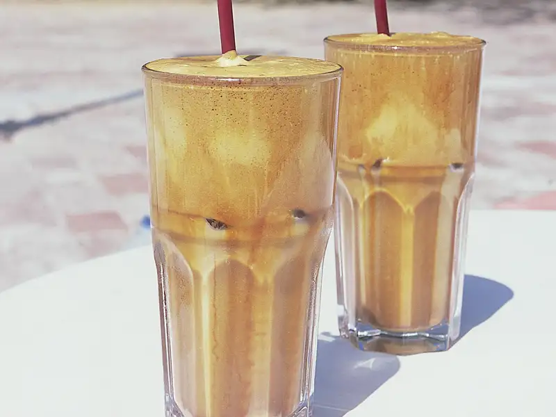 Auf unserer Korfu-Reise mit Muße gibt es immer wieder Gelegenheit das mediterrane Leben in einem Straßencafé an sich vorbeiziehen zu lassen und einen Frappé zu genießen.