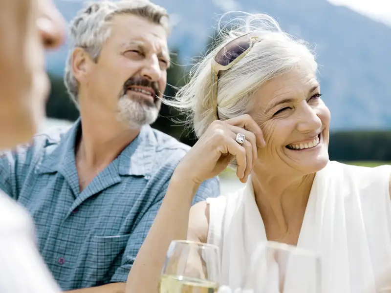 Auf unserer Studienreise mit Muße nach Korfu genießen wir in einer Taverne am Meer in geselliger Runde das gemeinsam zubereitete Mittagessen.