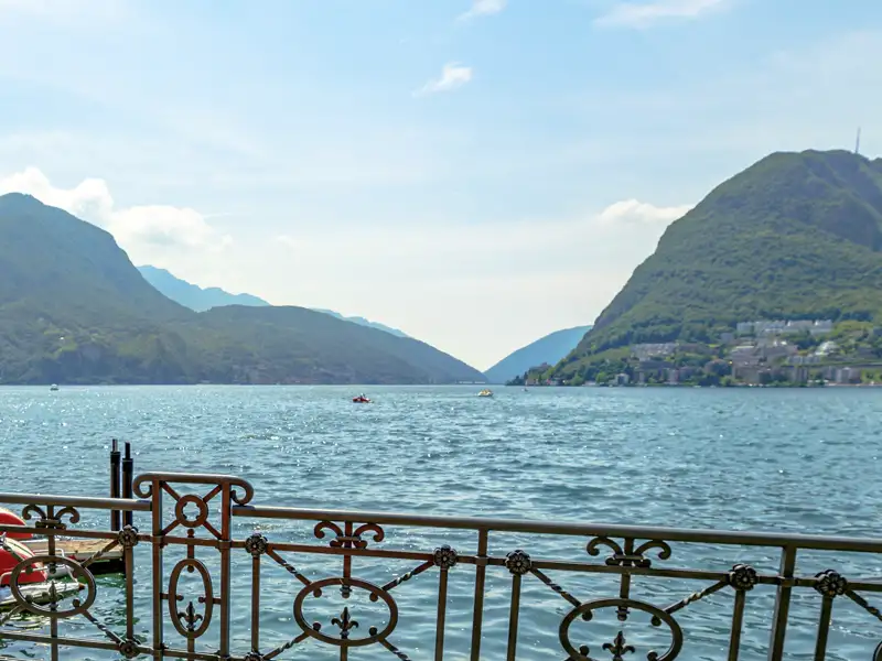 Auf dieser Studienreise durchs Tessin und durch das Wallis bleibt viel freie Zeit, um in Ruhe die herrlichen Blicke zu genießen, die sich dort immer wieder bieten - hier der Blick von Lugano aus auf den gleichnamigen See.