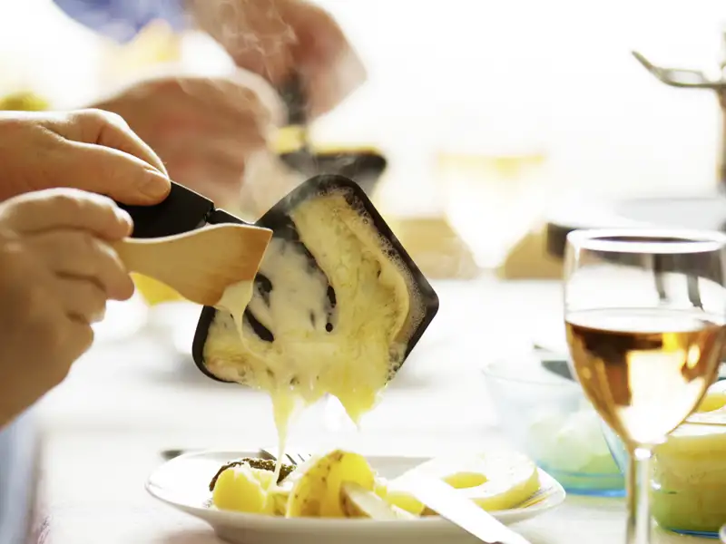Genießen Sie mit Studiosus die Schweiz, auch kulinarisch. Auf Ihrer Rundreise laden wir Sie auch einmal zum Raclette-Essen ein.