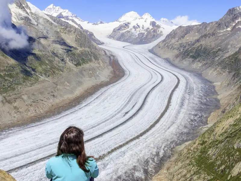 Auf Ihrer Rundreise durch die Schweiz sehen Sie im Wallis auch den Aletschgletscher mit mehreren Viertausendern im Hintergrund.