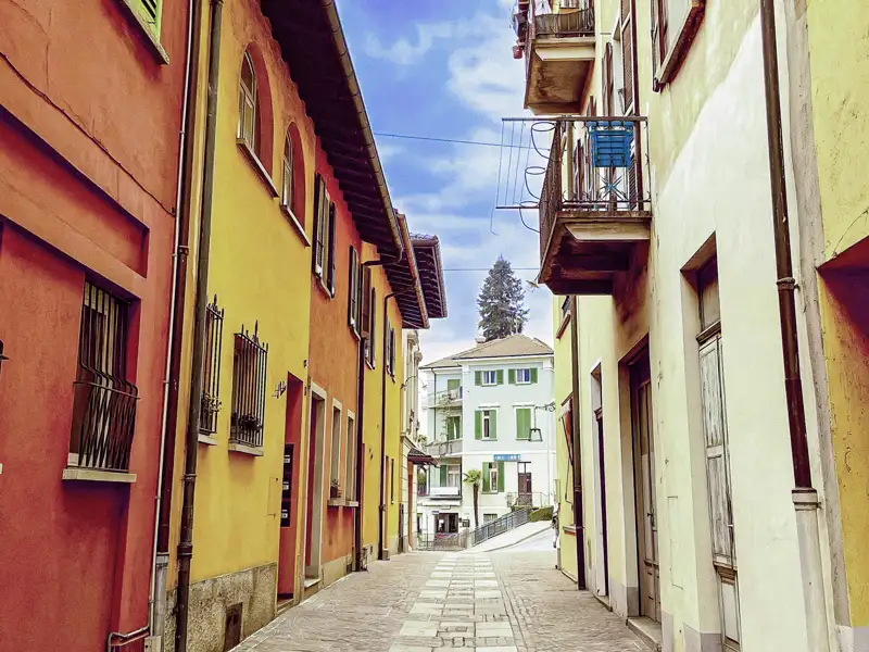 Südländisches Flair verströmt die Altstadt von Lugano. In den engen Gassen mit bunten Häusern bieten sich viele spannende Fotomotive. Auf Ihrer Studienreise haben Sie dank Mehrfachübernachtungen viel Zeit, das Flair der Stadt ausgiebig zu genießen.