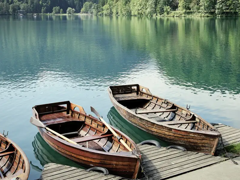 Ein geruhsamer Tag in den slowenischen Bergen auf unserer Studienreise im Komfortbus. Mit Kraft und Hingabe rudert uns der Fährmann vormittags über den Bleder See.