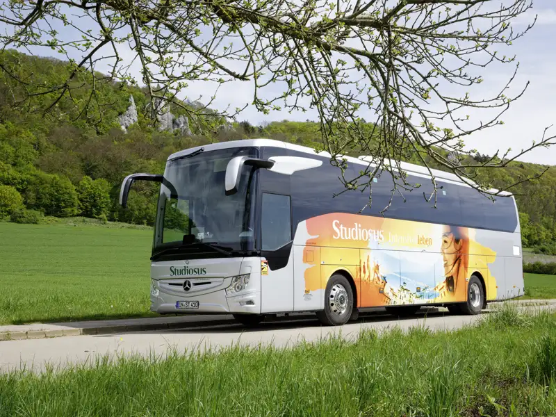 Der Weg ist das Ziel auf dieser Studienreise im besonders bequemen Komfortbus. Der 5-Sterne-Standard verspricht außergewöhnliche Beinfreiheit, der freie Internetzugang sowie die Bordküche mit Espresso-Maschine sorgen zusätzlich für entspanntes Reisen. Kurz: ein Bus zum Wohlfühlen und Reisen.