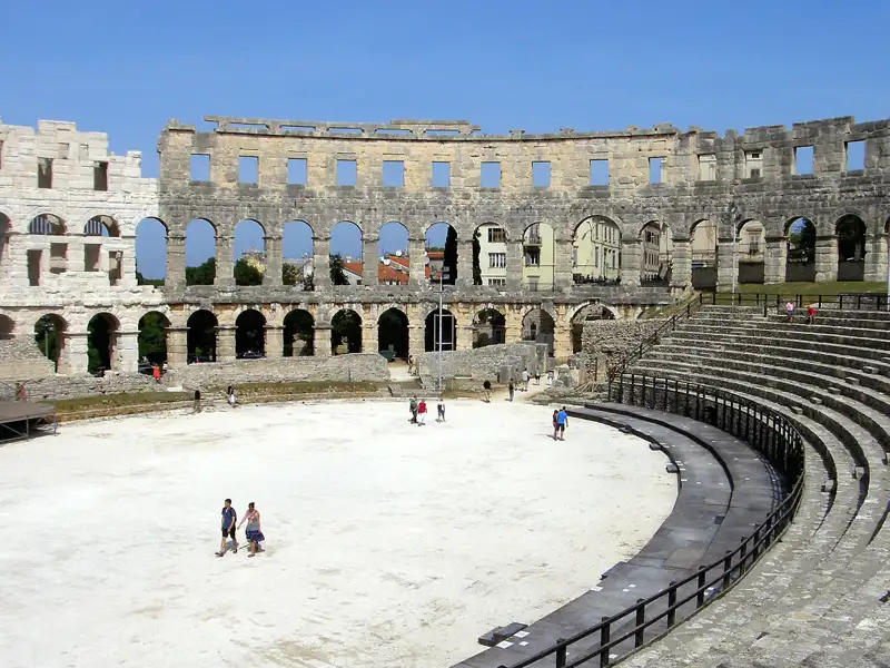 Auf unsere Studienreise im Komfortbus besuchen wir in Istrien auch das antike römische Amphitheater in Pula.