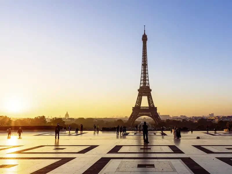 Eiffelturm in Paris bei Sonnenaufgang