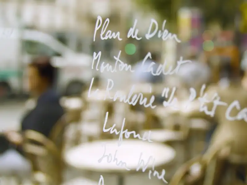 Paris lockt zu kulinarischen Genüssen - dazu braucht es nicht einmal die großen Sternelokale, sondern schon bei der Brasserie um die Ecke lässt sich hervorragend speisen und genießen.