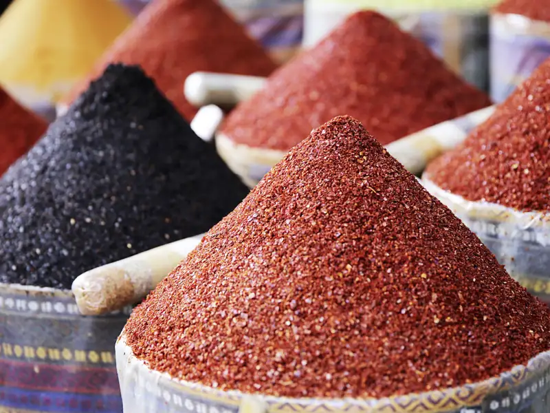 Ein Besuch auf dem Basar ist nicht nur eine Versuchung für die Nase, sondern auch für die Augen: Kunstvoll aufgetürmte Kegel aus  Gewürzen verführen auch uns zum Probieren.