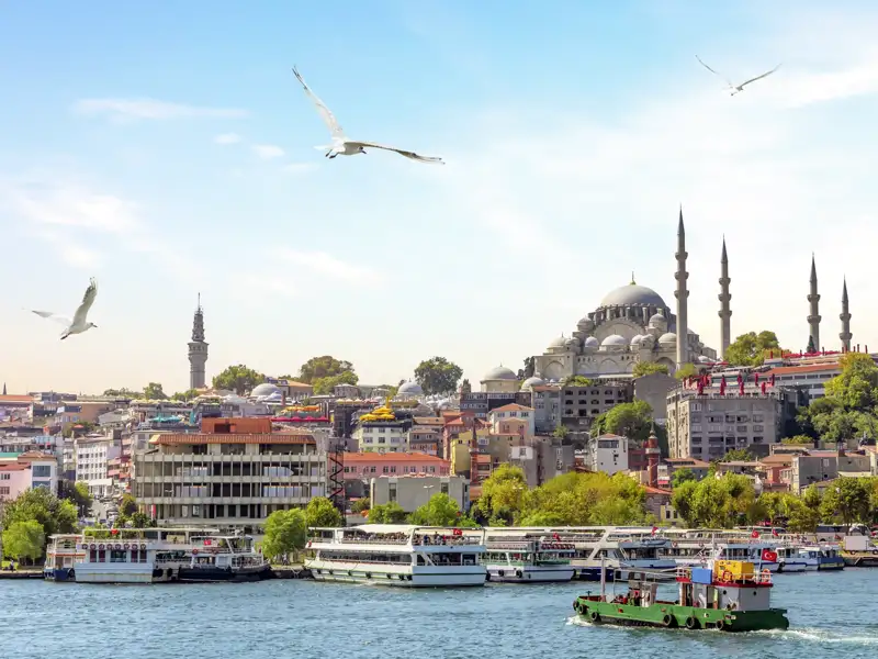 Zwischen Wasser und Land: Dank der einzigartigen Lage Istanbuls an Bosporus und Goldenem Horn bieten sich uns immer wieder herrliche Blicke auf Kuppeln und Minarette.