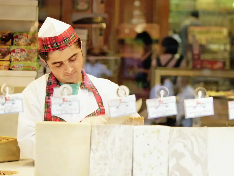 Typisch türkisch und nicht minder verlockend als die Schätze der Kultur sind die süßen Verführungen, die es überall zu entdecken und zu probieren gibt.