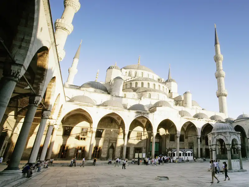 Über den Hof der Blauen Moschee schweift der Blick hinüber zum Kuppelberg der Moschee und zu ihren Minaretten.
