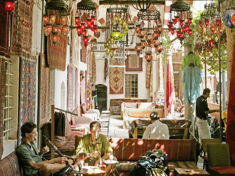 Auf unserer Städtereise nach Istanbul nehmen wir uns immer wieder Zeit zum Entspannen und zum Genießen: Überall in der Stadt freuen sich Teehäuser auf einen Besuch.