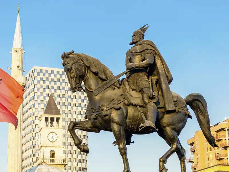 Der Nationalheld Skanderbeg reitet stolz über den zentralen Platz in Tirana. Wir betrachten das Reiterstandbild und die Et'hem-Bey-Moschee auf unserem Spaziergang über den zentralen Platz der Stadt, in der wir gemeinsam mit anderen Singles und Alleinreisenden Silvester feiern.