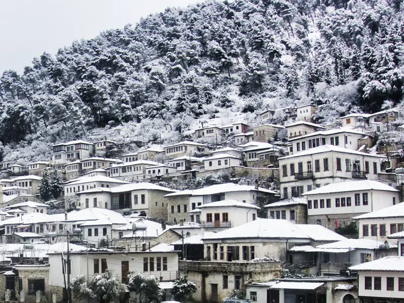 Auf unserer Silvester-Reise für Singles und Alleinreisende nach Albanien feiern wir nicht nur in der Hauptstadt Tirana, wir machen auch einen Ausflug nach Berat (UNESCO-Welterbe).