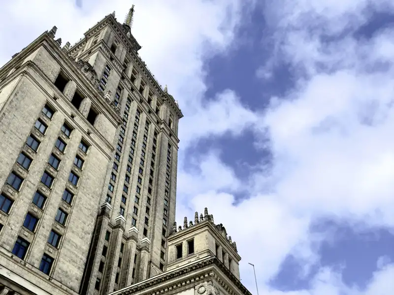 Nicht zu übersehen auf unseren Spaziergängen während unserer Silvesterreise für Singles und Alleinreisende durch Warschau: der monumentale Kultur- und Wissenschaftspalast.