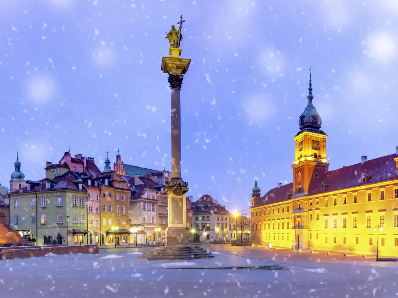 Während unserer Silvesterreise für Singles und Alleinreisende spazieren wir durch die Altstadt von Warschau, sehen die Sigismundssäule und das Schloss.