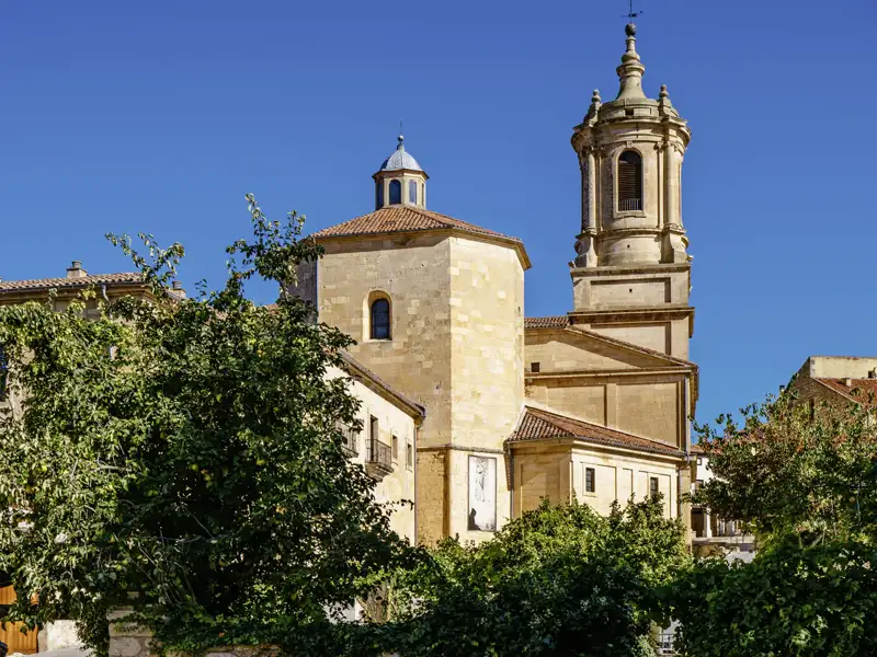 Mit Studiosus erleben Sie auf dieser Studienreise in zwölf Tagen die schönsten Städte und Landschaften auf dem Jakobsweg in Nordspanien. Eine abwechslungsreiche Kombination mit kulturellen Highlights wie der Abtei Santo Domingo de Silos mit ihrem markanten Glockenturm.
