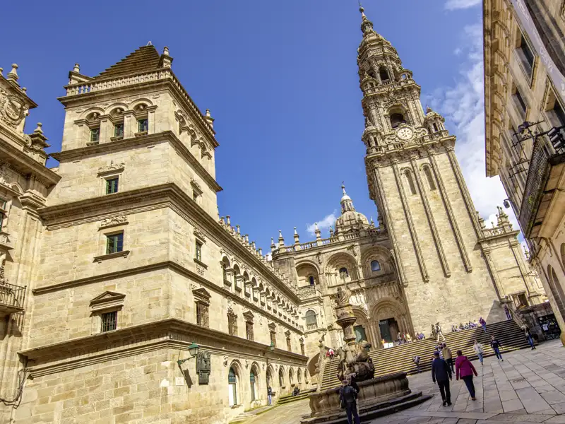 Mit Studiosus erleben Sie auf dieser Studienreise in 12 Tagen die schönsten Städte und Landschaften auf dem Jakobsweg in Nordspanien. Eine abwechslungsreiche Kombination mit kulturellen Highlights wie der Kathedrale von Santiago de Compostela mit ihrem markanten Glockenturm.