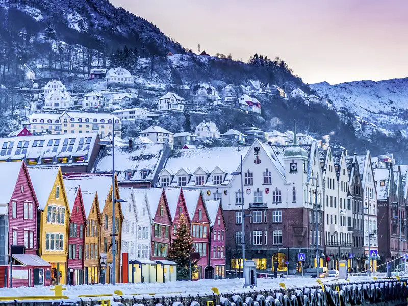 Auf unserer Eventreise durch Norwegen lassen wir uns von den eingeschneiten Wintersiedlungen verzaubern, während wir durch die kleinen Orte spazieren