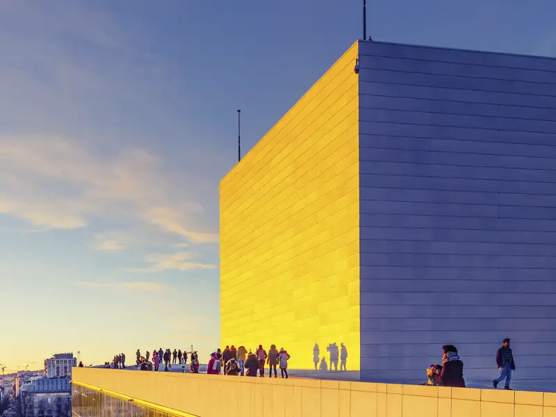 Wir besuchen auf unserer Silvesterreise das Opernhaus von Oslo. Es ist das wohl berühmteste Bauwerk des Aerchitekturbüros Snöhetta und schon heute mit seinem begehbaren Dach ein moderner Klassiker