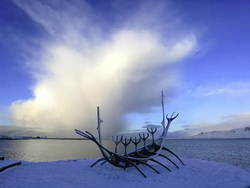 Auf unserer Silvesterreise besichtigen wir die bekannte Sólfar-Skulptur am Ufer von Reykjavík