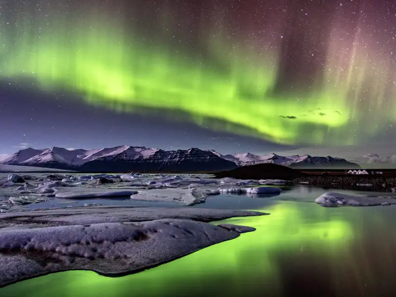 Auf unserer Eventreise auf der Vulkaninsel erlben wir einzigartige Naturphänomene und bobachten wie die Polarlichter Island erhellen