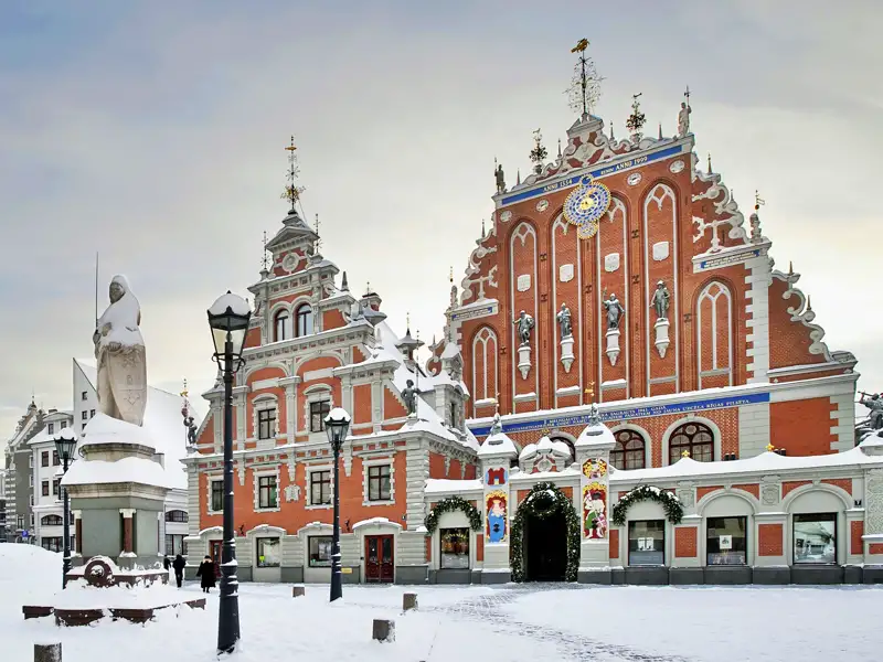 Auf unserer Silvesterreise erkunden wir gemeinsam in der Gruppe die Altstadt von Riga und bewundern die verschneite Petrikirche