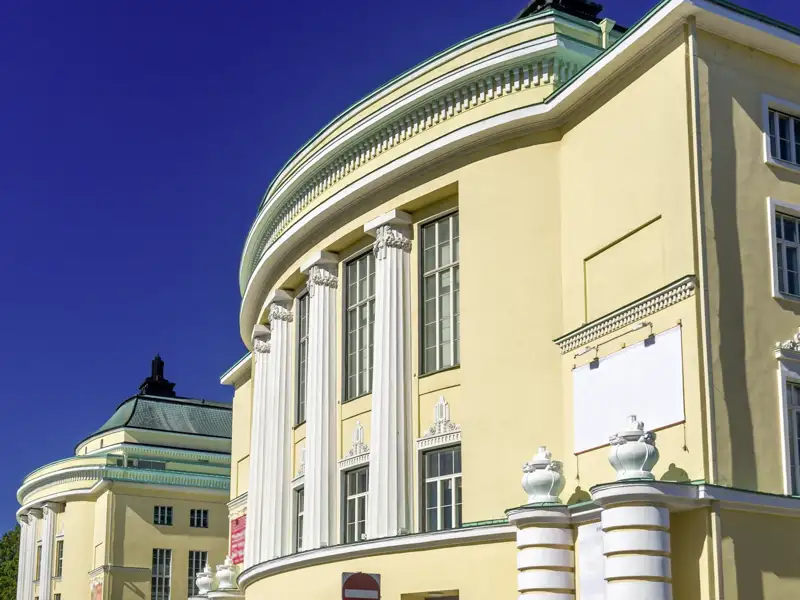 Gemeinsam besichtigen wir auf unserer Silvesterreise die National Oper in Tallinn - ein beeindruckendes Gebäude mit einer schönen Atmosphäre
