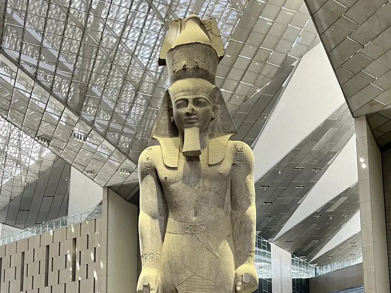 Auf unserer Gruppenreise tauchen wir in die alten Geschichten von Ägypten ein und erfahren die Hintergründe der Ramses Statue