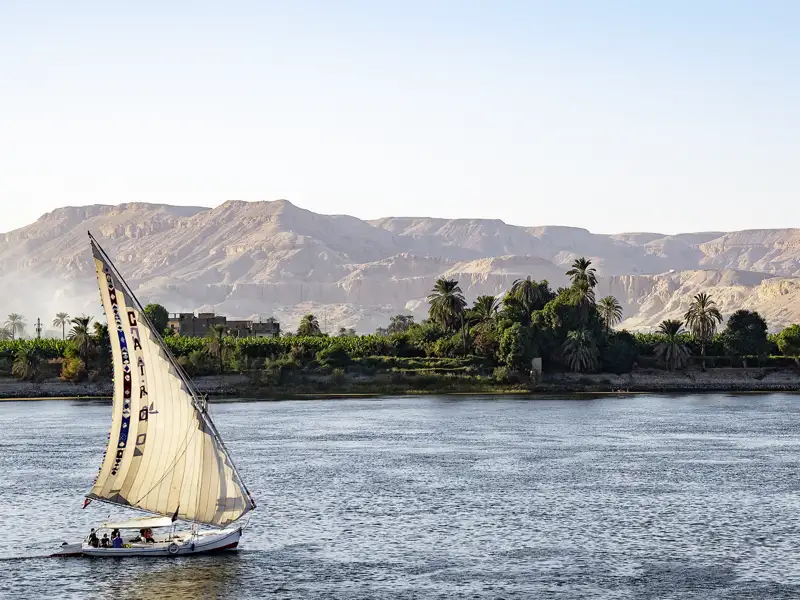 Auf unserer Silvesterreise begeben wir uns als Gruppe auf eine traditionelle Felukenfahrt auf dem Nil und sammeln dabei unvergessliche Eindrücke