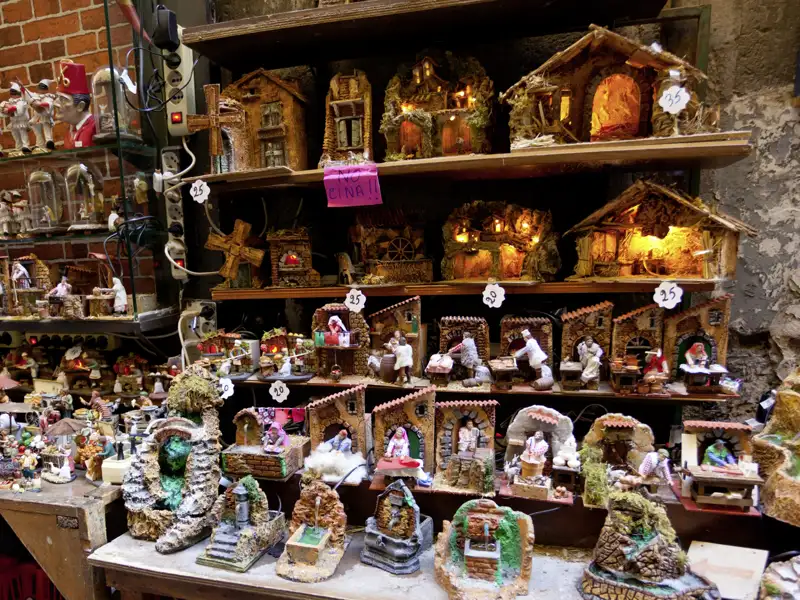 Entdecken Sie auf Ihrer Studienreise die Krippenstraße in Neapel.